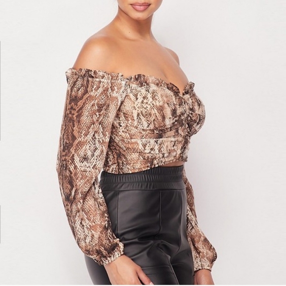 Snake print Boutique crop top - Picture 2 of 5